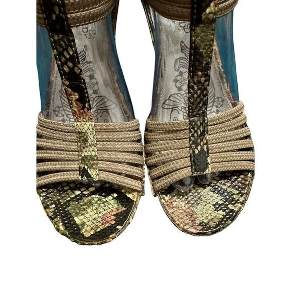 Unlisted Kenneth Cole Taupe Floral Strappy Wedge Heel Sandals sz 8 - Picture 2 of 5